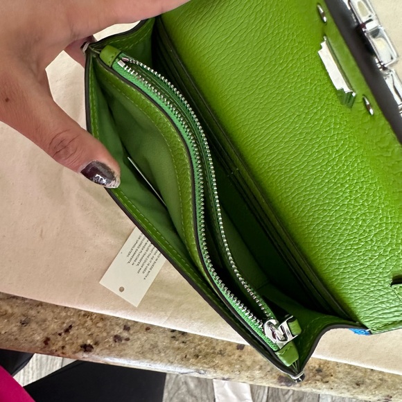 New Tory Burch BRITTEN COLOR BLOCK CHAIN WALLET W. WRISTLET WHEATGRASS - Picture 6 of 9